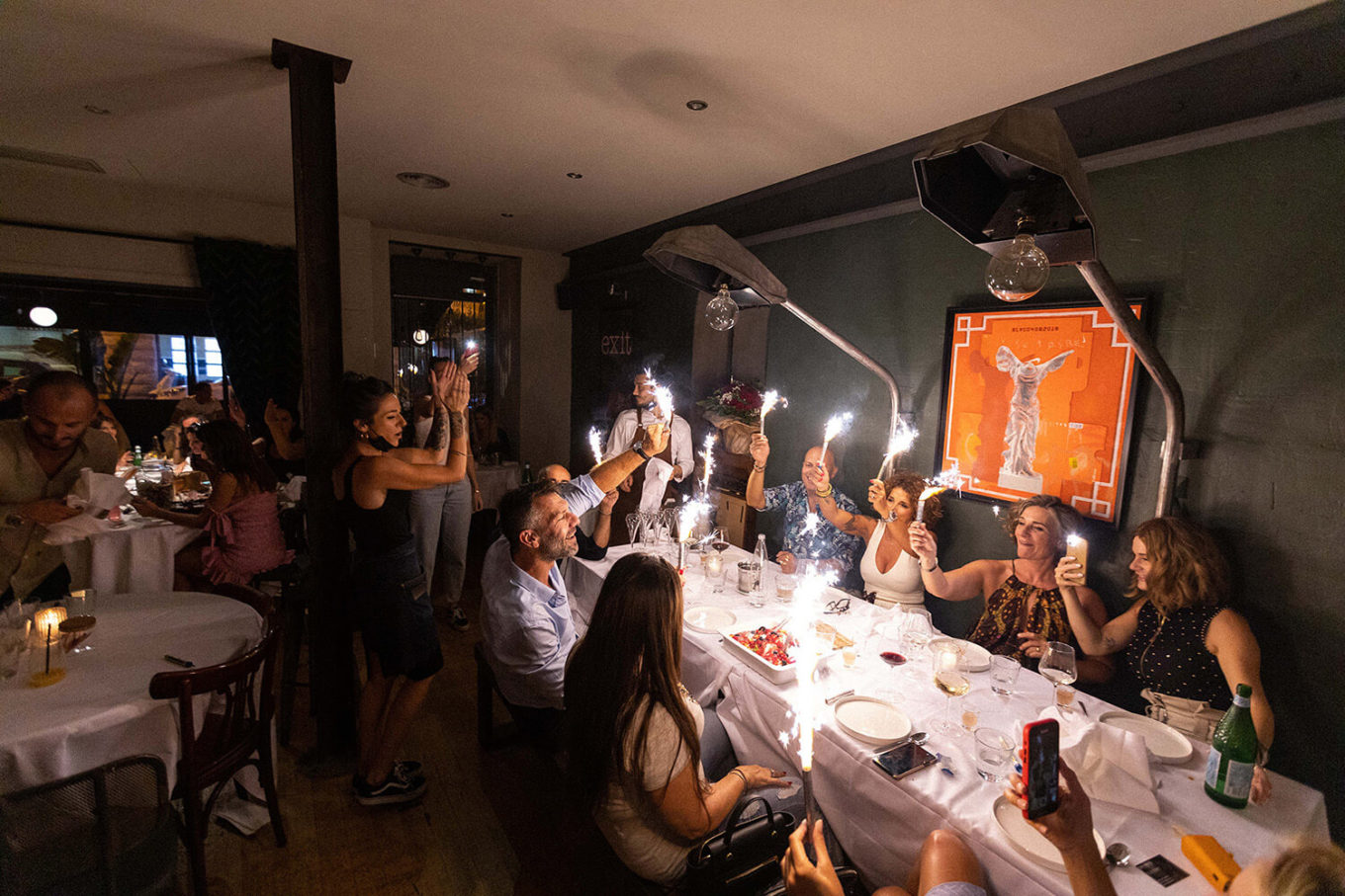 Ambiance Live music, Cocktail bar, Restaurant Italien Méditerranéen Port de Nice Place du pin